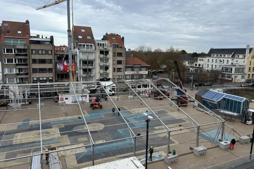 Werken ijspiste 2025 in Knokke-Heist kant Gemeentehuis.