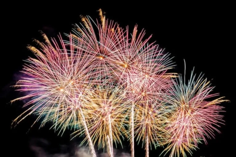 Wintervuurwerk op de zeedijk In Knokke-Heist op zaterdag 27 december