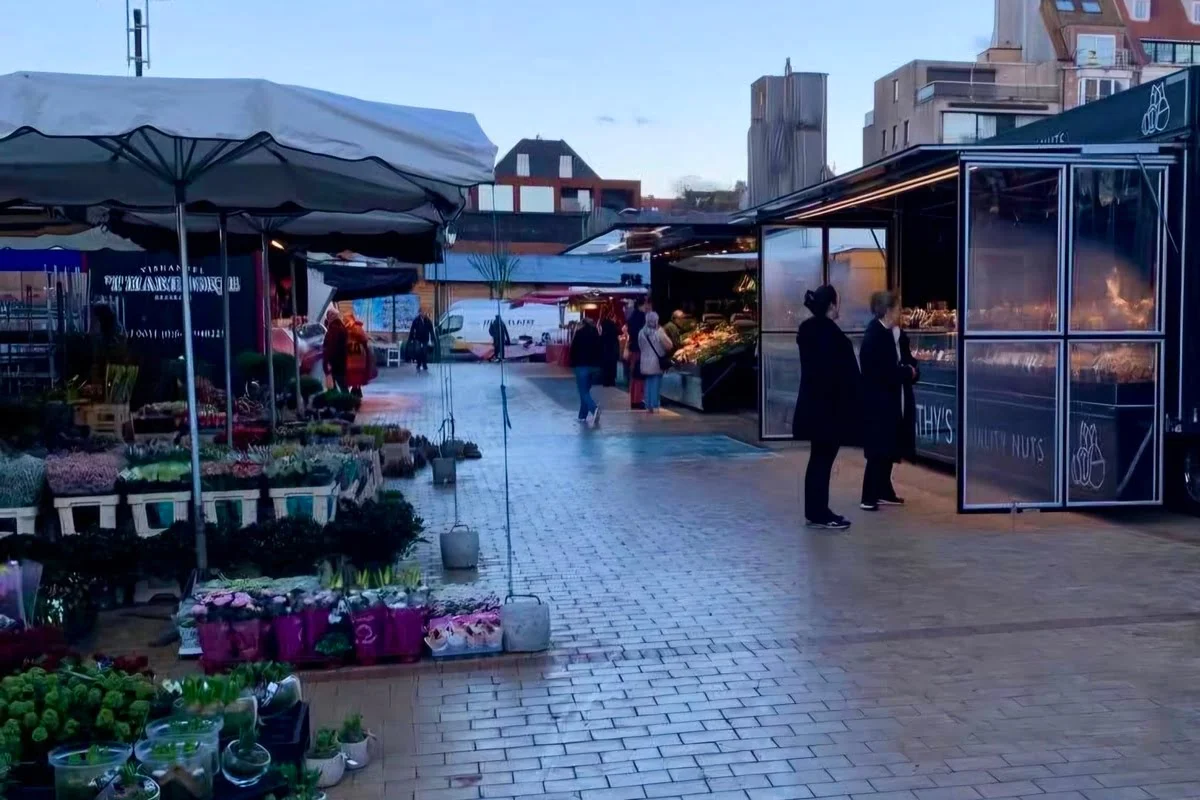 De groenten- en bloemenmarkt verhuist tijdelijk naar het Alfred Verweeplein. 