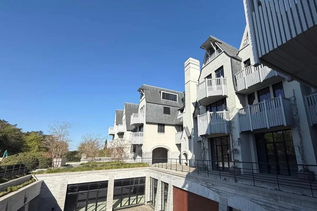 Leegstaand luxehotel Le 8300 in Knokke-Heist krijgt na tien jaar nieuwe kans.