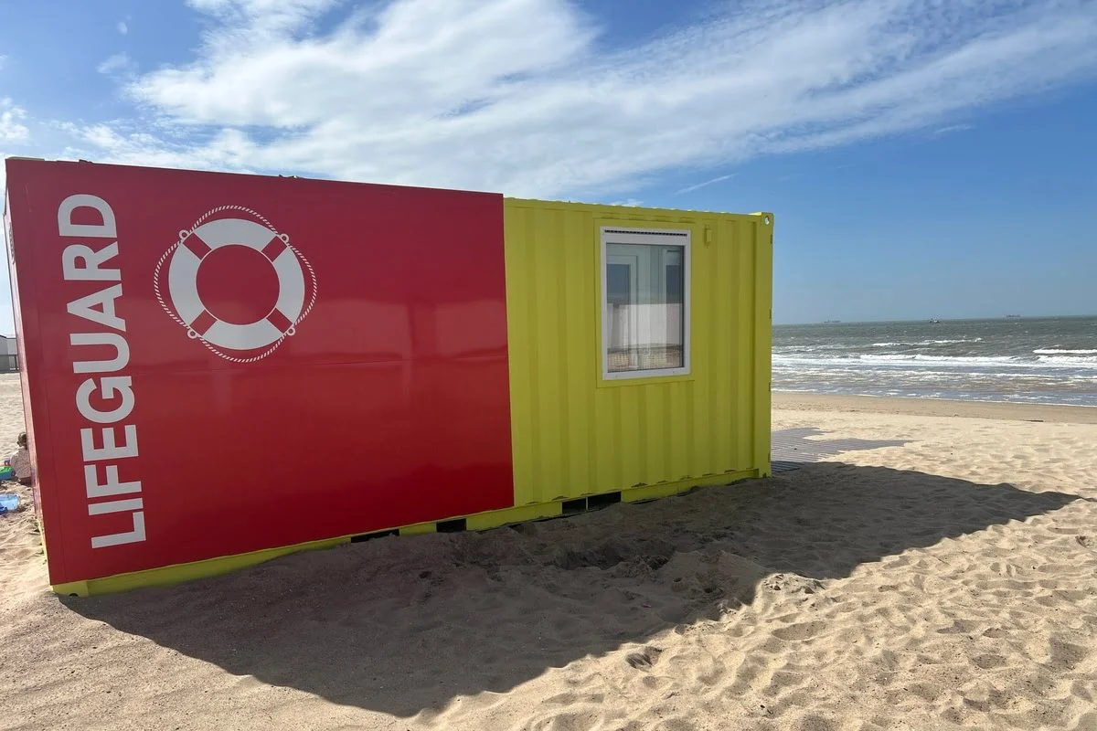 Nieuwe containers voor redders op het strand van Knokke-Heist.